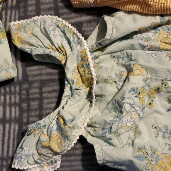 2 rompers - Picture 3 of 8